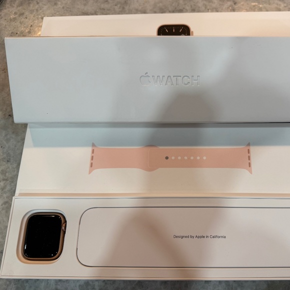 Apple watch - Picture 1 of 1